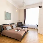 Bakats Ter Apartment With Balcony Overlooking Church Square