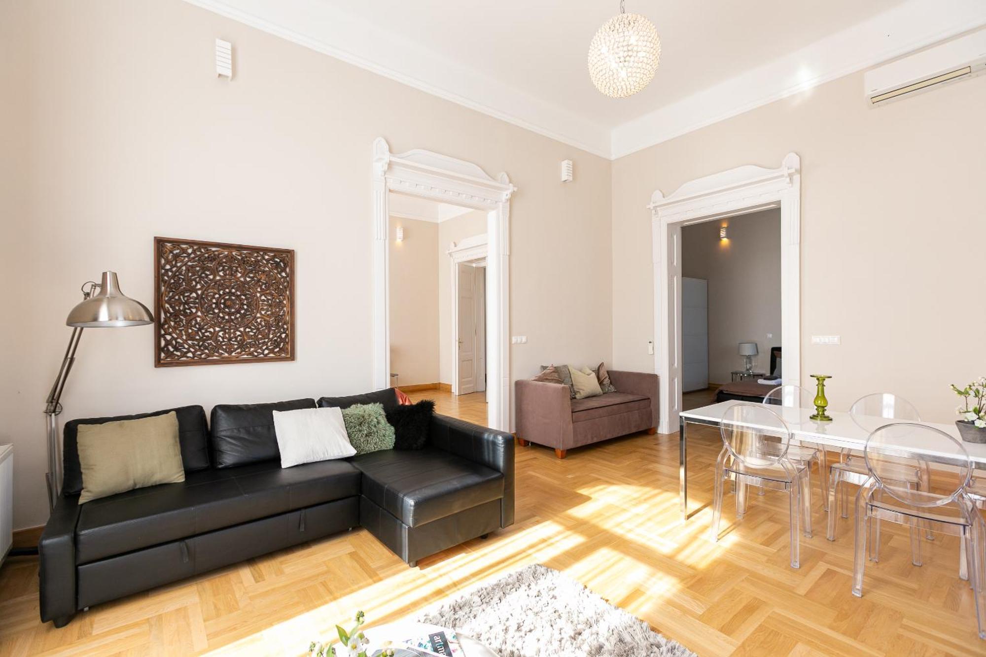 Apartment Bakats Ter With Balcony Overlooking Church Square