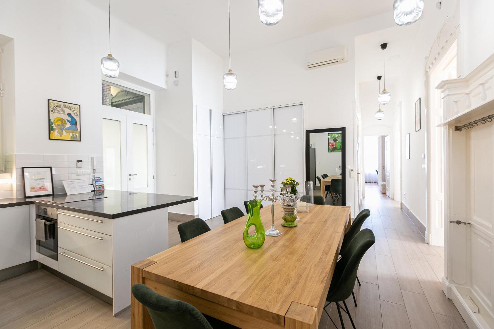 Bakats Ter With Balcony Overlooking Church Square Apartment *