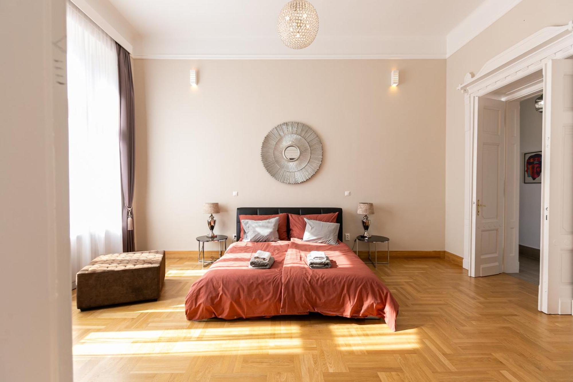 Bakats Ter With Balcony Overlooking Church Square Apartment *