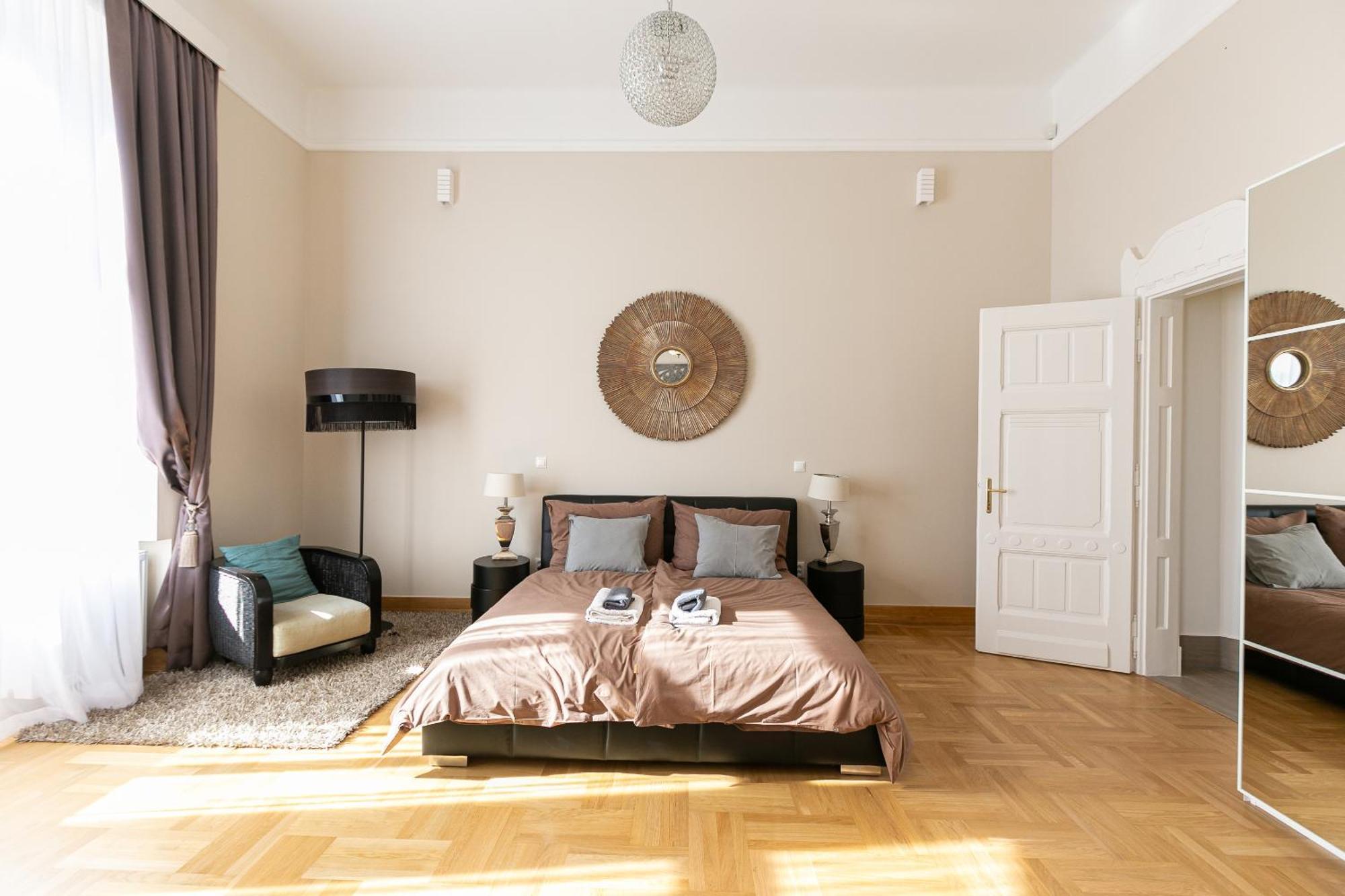 Apartment Bakats Ter With Balcony Overlooking Church Square *