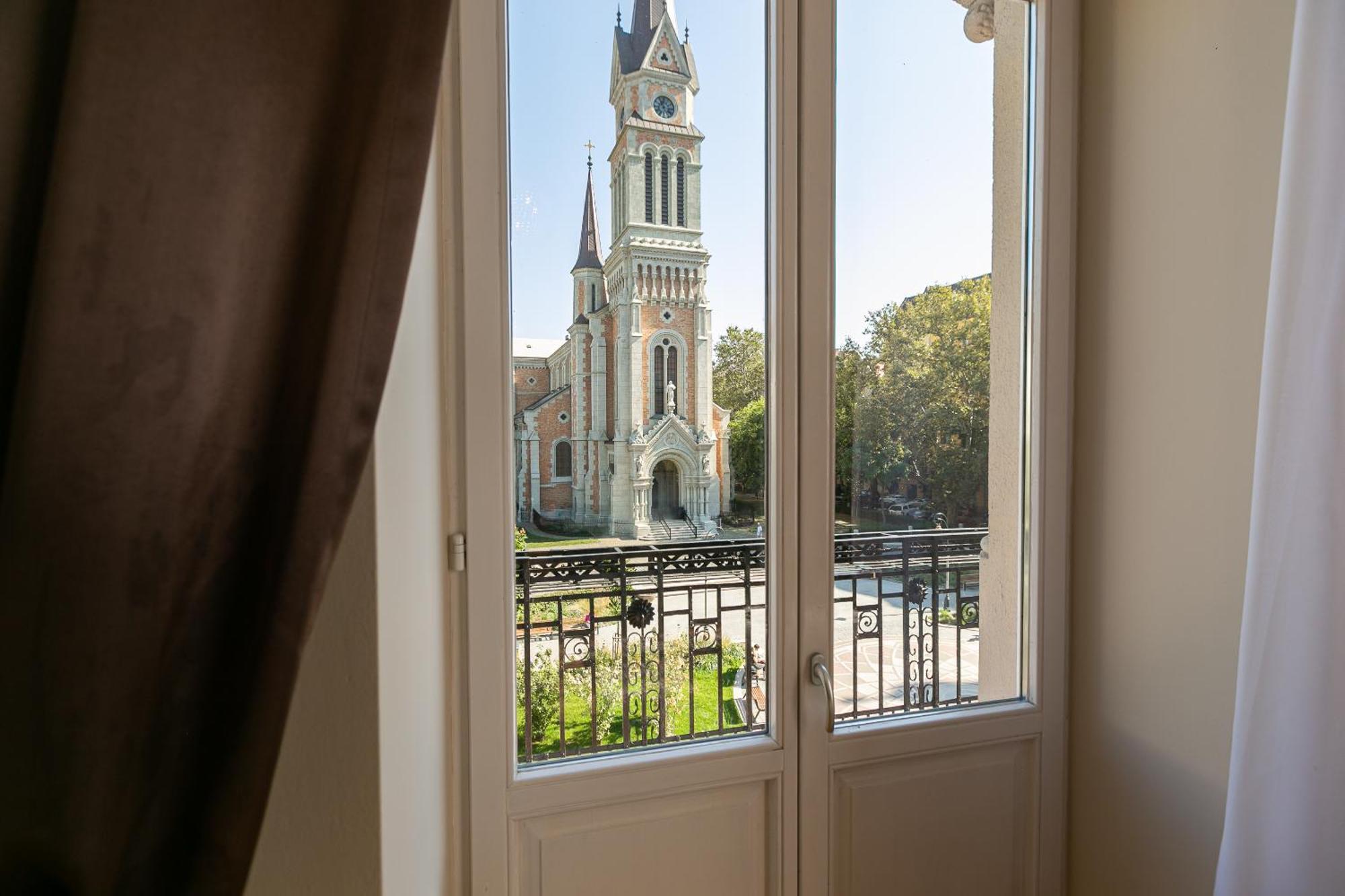 Apartment Bakats Ter With Balcony Overlooking Church Square *